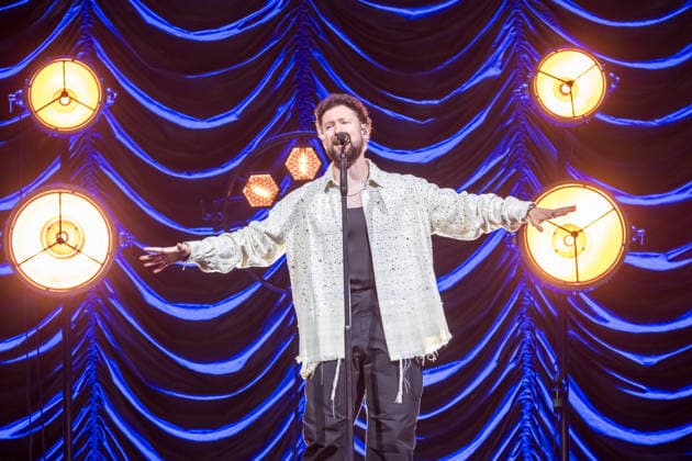 Calum Scott tritt am 3. Juni 2026 im Rahmen seiner The Avenoir Tour in der QUARTERBACK Immobilien ARENA in Leipzig auf. Rund 4.500 Zuschauer verfolgten das Konzert des britischen Sängers und Songwriters, der unter anderem die Hits You Are The Reason, Dancing On My Own, Biblical und No Matter What sowie aktuelle Songs seines neuen Albums präsentierte. Bekannt wurde Scott 2015 durch seine Teilnahme an der britischen Castingshow Britain™s Got Talent, wo er mit seiner Interpretation von Dancing On My Own den Golden Buzzer erhielt und international Aufmerksamkeit erlangte. Calum Scott Leipzig *** Calum Scott performs at the QUARTERBACK Immobilien ARENA in Leipzig on June 3, 2026 as part of his The Av