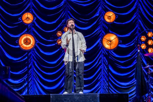 Calum Scott tritt am 3. Juni 2026 im Rahmen seiner The Avenoir Tour in der QUARTERBACK Immobilien ARENA in Leipzig auf. Rund 4.500 Zuschauer verfolgten das Konzert des britischen Sängers und Songwriters, der unter anderem die Hits You Are The Reason, Dancing On My Own, Biblical und No Matter What sowie aktuelle Songs seines neuen Albums präsentierte. Bekannt wurde Scott 2015 durch seine Teilnahme an der britischen Castingshow Britain™s Got Talent, wo er mit seiner Interpretation von Dancing On My Own den Golden Buzzer erhielt und international Aufmerksamkeit erlangte. Calum Scott Leipzig *** Calum Scott performs at the QUARTERBACK Immobilien ARENA in Leipzig on June 3, 2026 as part of his The Av