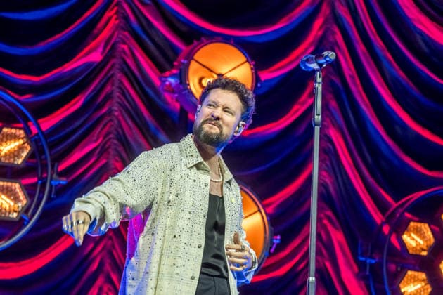 Calum Scott tritt am 3. Juni 2026 im Rahmen seiner The Avenoir Tour in der QUARTERBACK Immobilien ARENA in Leipzig auf. Rund 4.500 Zuschauer verfolgten das Konzert des britischen Sängers und Songwriters, der unter anderem die Hits You Are The Reason, Dancing On My Own, Biblical und No Matter What sowie aktuelle Songs seines neuen Albums präsentierte. Bekannt wurde Scott 2015 durch seine Teilnahme an der britischen Castingshow Britain™s Got Talent, wo er mit seiner Interpretation von Dancing On My Own den Golden Buzzer erhielt und international Aufmerksamkeit erlangte. Calum Scott Leipzig *** Calum Scott performs at the QUARTERBACK Immobilien ARENA in Leipzig on June 3, 2026 as part of his The Av