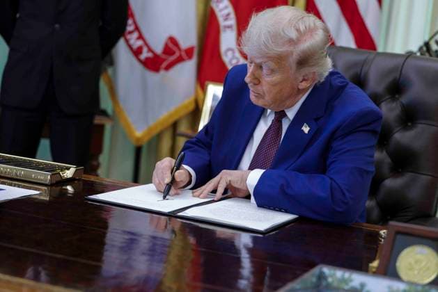 US President Donald J. Trump takes questions from the news media during an executive order signing ceremony US President Donald J. Trump signs an executive order during a ceremony in the Oval Office of the White House in Washington, DC, USA, 03 June 2026. President Trump signed executive orders on the federal workforce and immigration. WASHINGTON DISTRICT OF COLUMBIA United States  Copyright: xPool ABACAx