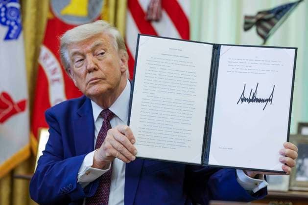 US President Donald J. Trump takes questions from the news media during an executive order signing ceremony US President Donald J. Trump signs an executive order during a ceremony in the Oval Office of the White House in Washington, DC, USA, 03 June 2026. President Trump signed executive orders on the federal workforce and immigration. WASHINGTON DISTRICT OF COLUMBIA United States  Copyright: xPool ABACAx