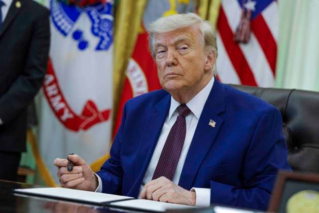 US President Donald J. Trump takes questions from the news media during an executive order signing ceremony US President Donald J. Trump signs an executive order during a ceremony in the Oval Office of the White House in Washington, DC, USA, 03 June 2026. President Trump signed executive orders on the federal workforce and immigration. WASHINGTON DISTRICT OF COLUMBIA United States  Copyright: xPool ABACAx