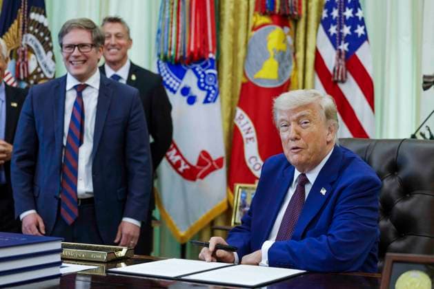 US President Donald J. Trump takes questions from the news media during an executive order signing ceremony US President Donald J. Trump signs an executive order during a ceremony in the Oval Office of the White House in Washington, DC, USA, 03 June 2026. President Trump signed executive orders on the federal workforce and immigration. WASHINGTON DISTRICT OF COLUMBIA United States  Copyright: xPool ABACAx