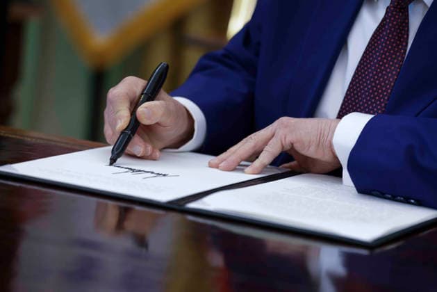 President Donald Trump signs an executive order announcing the completion of the Lincoln Memorial Reflecting Pool from the Oval Office at the White House in Washington, DC, USA, 03 June 2026. Trump announced that the final coat of protection for the Reflecting Pool has been completed this afternoon, completing the repairs in preparation for the Nation s 250th birthday.  WASP20260603114 SHAWNxTHEW