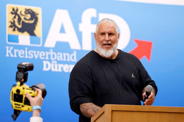 Web-Influencer Tim Kellner (Love Priest) auf der Großveranstaltung Zukunft NRW- Zukunft AFD! des AFD-Kreisverband Düren auf Schloss Burgau. Düren, 03.06.2026 NRW Deutschland *** Web influencer Tim Kellner Love Priest at the major event Zukunft NRW Zukunft AFD of the AFD Kreisverband Düren at Schloss Burgau Düren, 03 06 2026 NRW Germany Copyright: xChristophxHardtx