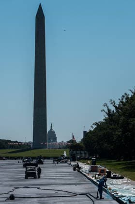 June 3, 2026, Washington, Dc, United States: Workers put the finishing touches on the Lincoln Memorial Reflecting Pool in Washington, D.C. on June 3, 2026. President Trump announced that the reflecting pool renovation will be completed today. Washington United States - ZUMAl312 20260603_znp_l312_010 Copyright: xAndrewxLeydenx