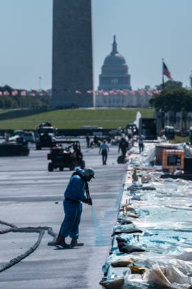 June 3, 2026, Washington, Dc, United States: Workers put the finishing touches on the Lincoln Memorial Reflecting Pool in Washington, D.C. on June 3, 2026. President Trump announced that the reflecting pool renovation will be completed today. Washington United States - ZUMAl312 20260603_znp_l312_012 Copyright: xAndrewxLeydenx