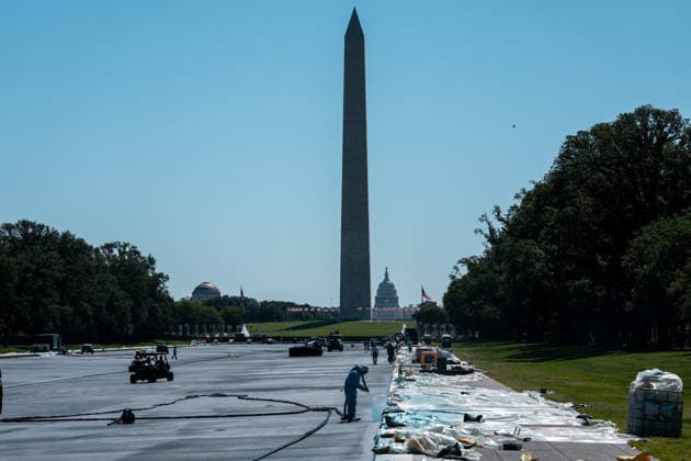 June 3, 2026, Washington, Dc, United States: Workers put the finishing touches on the Lincoln Memorial Reflecting Pool in Washington, D.C. on June 3, 2026. President Trump announced that the reflecting pool renovation will be completed today. Washington United States - ZUMAl312 20260603_znp_l312_011 Copyright: xAndrewxLeydenx