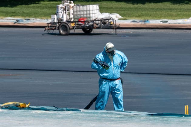 June 3, 2026, Washington, Dc, United States: Workers put the finishing touches on the Lincoln Memorial Reflecting Pool in Washington, D.C. on June 3, 2026. President Trump announced that the reflecting pool renovation will be completed today. Washington United States - ZUMAl312 20260603_znp_l312_016 Copyright: xAndrewxLeydenx