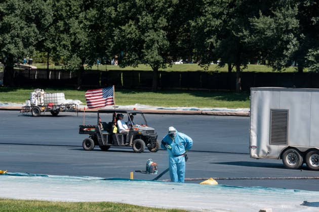 June 3, 2026, Washington, Dc, United States: Workers put the finishing touches on the Lincoln Memorial Reflecting Pool in Washington, D.C. on June 3, 2026. President Trump announced that the reflecting pool renovation will be completed today. Washington United States - ZUMAl312 20260603_znp_l312_019 Copyright: xAndrewxLeydenx