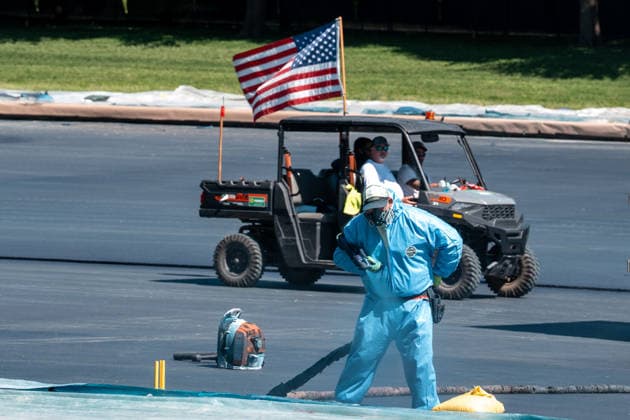 June 3, 2026, Washington, Dc, United States: Workers put the finishing touches on the Lincoln Memorial Reflecting Pool in Washington, D.C. on June 3, 2026. President Trump announced that the reflecting pool renovation will be completed today. Washington United States - ZUMAl312 20260603_znp_l312_020 Copyright: xAndrewxLeydenx