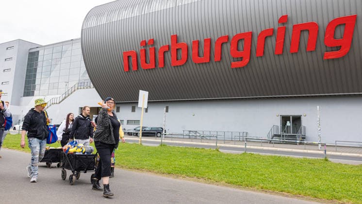 Rock am Ring 2026 auf dem Nürburgring - 03.06.26 Erster Anreisetag am Mittwoch, 03.06.2026, zu Rock am Ring 2026 am Nürburgring in der Eifel. Das dreitägige Musikfestival findet vom 5. bis 7. Juni 2026 statt und gehört zu den größten Open-Air-Festivals Deutschlands. Nürburg Nürburgring Rheinland-Pfalz Deutschland *** Rock am Ring 2026 at the Nürburgring 03 06 26 First day of arrival on Wednesday, 03 06 2026, for Rock am Ring 2026 at the Nürburgring in the Eifel The three-day music festival will take place from June 5 to 7, 2026 and is one of the largest open air festivals in Germany Nürburg Nürburgring Rhineland-Palatinate Germany Copyright: xMarcxJohnx
