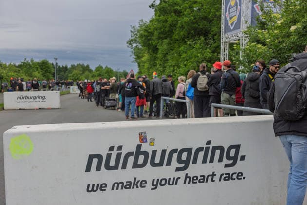 Rock am Ring 2026 auf dem Nürburgring - 03.06.26 Anstehen für den LIDL Rock Store - Erster Anreisetag am Mittwoch, 03.06.2026, zu Rock am Ring 2026 am Nürburgring in der Eifel. Das dreitägige Musikfestival findet vom 5. bis 7. Juni 2026 statt und gehört zu den größten Open-Air-Festivals Deutschlands. Nürburg Nürburgring Rheinland-Pfalz Deutschland *** Rock am Ring 2026 at the Nürburgring 03 06 26 Queue for the LIDL Rock Store First day of arrival on Wednesday, 03 06 2026, for Rock am Ring 2026 at the Nürburgring in the Eifel The three-day music festival will take place from June 5 to 7, 2026 and is one of the largest open-air festivals in Germany Nürburg Nürburgring Rhineland-Palatinate Germany Copyright: xMarcxJohnx