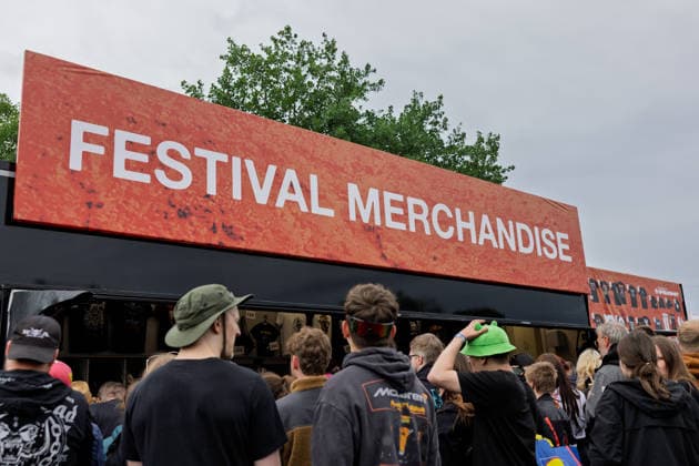 Rock am Ring 2026 auf dem Nürburgring - 03.06.26 Merchandise Stand - Erster Anreisetag am Mittwoch, 03.06.2026, zu Rock am Ring 2026 am Nürburgring in der Eifel. Das dreitägige Musikfestival findet vom 5. bis 7. Juni 2026 statt und gehört zu den größten Open-Air-Festivals Deutschlands. Nürburg Nürburgring Rheinland-Pfalz Deutschland *** Rock am Ring 2026 at the Nürburgring 03 06 26 Merchandise stand First day of arrival on Wednesday, 03 06 2026, to Rock am Ring 2026 at the Nürburgring in the Eifel The three-day music festival will take place from June 5 to 7, 2026 and is one of the largest open air festivals in Germany Nürburg Nürburgring Rhineland-Palatinate Germany Copyright: xMarcxJohnx