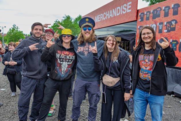 Rock am Ring 2026 auf dem Nürburgring - 03.06.26 Fangruppe vor dem Merchandise Stand - Erster Anreisetag am Mittwoch, 03.06.2026, zu Rock am Ring 2026 am Nürburgring in der Eifel. Das dreitägige Musikfestival findet vom 5. bis 7. Juni 2026 statt und gehört zu den größten Open-Air-Festivals Deutschlands. Nürburg Nürburgring Rheinland-Pfalz Deutschland *** Rock am Ring 2026 at the Nürburgring 03 06 26 Fan group in front of the merchandise stand First day of arrival on Wednesday, 03 06 2026, to Rock am Ring 2026 at the Nürburgring in the Eifel The three-day music festival will take place from June 5 to 7, 2026 and is one of the largest open air festivals in Germany Nürburg Nürburgring Rhineland-Palatinate Germany Copyright: xMarcxJohnx