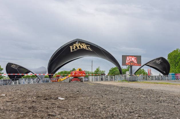 Rock am Ring 2026 auf dem Nürburgring - 03.06.26 Der noch geschlossene Haupteiingang wurde neu gestaltet - Erster Anreisetag am Mittwoch, 03.06.2026, zu Rock am Ring 2026 am Nürburgring in der Eifel. Das dreitägige Musikfestival findet vom 5. bis 7. Juni 2026 statt und gehört zu den größten Open-Air-Festivals Deutschlands. Nürburg Nürburgring Rheinland-Pfalz Deutschland *** Rock am Ring 2026 at the Nürburgring 03 06 26 The still closed main entrance has been redesigned First day of arrival on Wednesday, 03 06 2026, to Rock am Ring 2026 at the Nürburgring in the Eifel The three-day music festival will take place from June 5 to 7, 2026 and is one of the largest open air festivals in Germany Nürburg Nürburgring Rhineland-Palatinate Ge Copyright: xMarcxJohnx