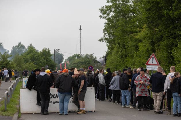Rock am Ring 2026 auf dem Nürburgring - 03.06.26 Anstehen für den LIDL Rock Store - Erster Anreisetag am Mittwoch, 03.06.2026, zu Rock am Ring 2026 am Nürburgring in der Eifel. Das dreitägige Musikfestival findet vom 5. bis 7. Juni 2026 statt und gehört zu den größten Open-Air-Festivals Deutschlands. Nürburg Nürburgring Rheinland-Pfalz Deutschland *** Rock am Ring 2026 at the Nürburgring 03 06 26 Queue for the LIDL Rock Store First day of arrival on Wednesday, 03 06 2026, for Rock am Ring 2026 at the Nürburgring in the Eifel The three-day music festival will take place from June 5 to 7, 2026 and is one of the largest open-air festivals in Germany Nürburg Nürburgring Rhineland-Palatinate Germany Copyright: xMarcxJohnx