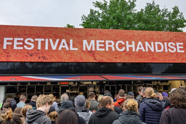 Rock am Ring 2026 auf dem Nürburgring - 03.06.26 Merchandise Stand - Erster Anreisetag am Mittwoch, 03.06.2026, zu Rock am Ring 2026 am Nürburgring in der Eifel. Das dreitägige Musikfestival findet vom 5. bis 7. Juni 2026 statt und gehört zu den größten Open-Air-Festivals Deutschlands. Nürburg Nürburgring Rheinland-Pfalz Deutschland *** Rock am Ring 2026 at the Nürburgring 03 06 26 Merchandise stand First day of arrival on Wednesday, 03 06 2026, to Rock am Ring 2026 at the Nürburgring in the Eifel The three-day music festival will take place from June 5 to 7, 2026 and is one of the largest open air festivals in Germany Nürburg Nürburgring Rhineland-Palatinate Germany Copyright: xMarcxJohnx