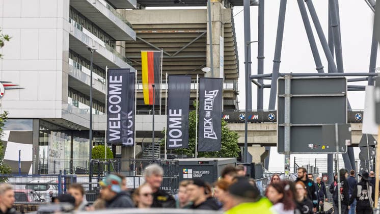 Rock am Ring 2026 auf dem Nürburgring - 03.06.26 Fahnen WELCOME BACK HOME samt Logo - Erster Anreisetag am Mittwoch, 03.06.2026, zu Rock am Ring 2026 am Nürburgring in der Eifel. Das dreitägige Musikfestival findet vom 5. bis 7. Juni 2026 statt und gehört zu den größten Open-Air-Festivals Deutschlands. Nürburg Nürburgring Rheinland-Pfalz Deutschland *** Rock am Ring 2026 at the Nürburgring 03 06 26 Flags WELCOME BACK HOME including logo First day of arrival on Wednesday, 03 06 2026, for Rock am Ring 2026 at the Nürburgring in the Eifel The three-day music festival will take place from June 5 to 7, 2026 and is one of the largest open-air festivals in Germany Nürburg Nürburgring Rhineland-Palatinate Germany Copyright: xMarcxJohnx