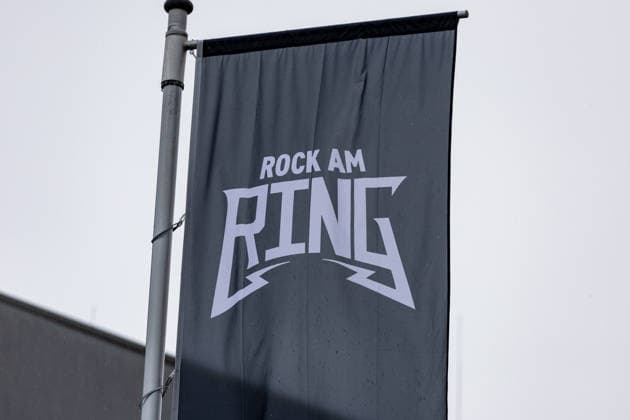 Rock am Ring 2026 auf dem Nürburgring - 03.06.26 Fahne mit ROCK AM RING Logo - Erster Anreisetag am Mittwoch, 03.06.2026, zu Rock am Ring 2026 am Nürburgring in der Eifel. Das dreitägige Musikfestival findet vom 5. bis 7. Juni 2026 statt und gehört zu den größten Open-Air-Festivals Deutschlands. Nürburg Nürburgring Rheinland-Pfalz Deutschland *** Rock am Ring 2026 at the Nürburgring 03 06 26 Flag with ROCK AM RING logo First day of arrival on Wednesday, 03 06 2026, to Rock am Ring 2026 at the Nürburgring in the Eifel The three-day music festival will take place from June 5 to 7, 2026 and is one of the largest open air festivals in Germany Nürburg Nürburgring Rhineland-Palatinate Germany Copyright: xMarcxJohnx