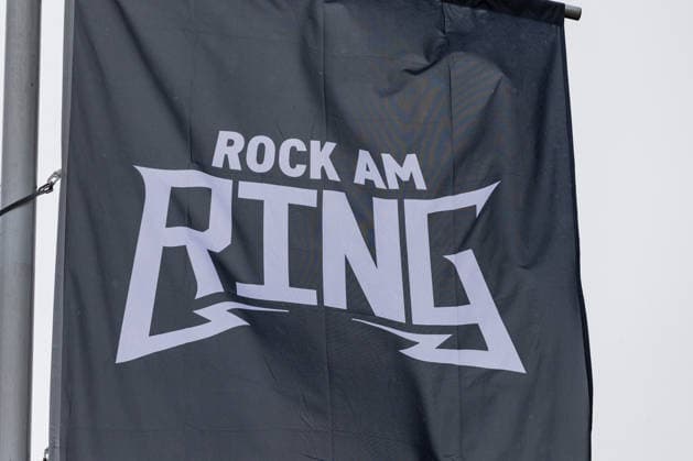 Rock am Ring 2026 auf dem Nürburgring - 03.06.26 Fahne mit ROCK AM RING Logo - Erster Anreisetag am Mittwoch, 03.06.2026, zu Rock am Ring 2026 am Nürburgring in der Eifel. Das dreitägige Musikfestival findet vom 5. bis 7. Juni 2026 statt und gehört zu den größten Open-Air-Festivals Deutschlands. Nürburg Nürburgring Rheinland-Pfalz Deutschland *** Rock am Ring 2026 at the Nürburgring 03 06 26 Flag with ROCK AM RING logo First day of arrival on Wednesday, 03 06 2026, to Rock am Ring 2026 at the Nürburgring in the Eifel The three-day music festival will take place from June 5 to 7, 2026 and is one of the largest open air festivals in Germany Nürburg Nürburgring Rhineland-Palatinate Germany Copyright: xMarcxJohnx