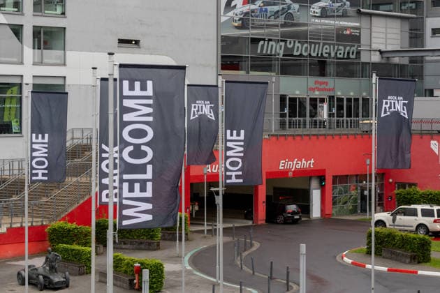 Rock am Ring 2026 auf dem Nürburgring - 03.06.26 Fahnen WELCOME BACK HOME samt Logo - Erster Anreisetag am Mittwoch, 03.06.2026, zu Rock am Ring 2026 am Nürburgring in der Eifel. Das dreitägige Musikfestival findet vom 5. bis 7. Juni 2026 statt und gehört zu den größten Open-Air-Festivals Deutschlands. Nürburg Nürburgring Rheinland-Pfalz Deutschland *** Rock am Ring 2026 at the Nürburgring 03 06 26 Flags WELCOME BACK HOME including logo First day of arrival on Wednesday, 03 06 2026, for Rock am Ring 2026 at the Nürburgring in the Eifel The three-day music festival will take place from June 5 to 7, 2026 and is one of the largest open-air festivals in Germany Nürburg Nürburgring Rhineland-Palatinate Germany Copyright: xMarcxJohnx