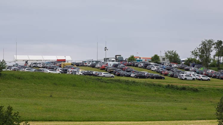 Rock am Ring 2026 auf dem Nürburgring - 03.06.26 Erster Anreisetag am Mittwoch, 03.06.2026, zu Rock am Ring 2026 am Nürburgring in der Eifel. Das dreitägige Musikfestival findet vom 5. bis 7. Juni 2026 statt und gehört zu den größten Open-Air-Festivals Deutschlands. Nürburg Nürburgring Rheinland-Pfalz Deutschland *** Rock am Ring 2026 at the Nürburgring 03 06 26 First day of arrival on Wednesday, 03 06 2026, for Rock am Ring 2026 at the Nürburgring in the Eifel The three-day music festival will take place from June 5 to 7, 2026 and is one of the largest open air festivals in Germany Nürburg Nürburgring Rhineland-Palatinate Germany Copyright: xMarcxJohnx