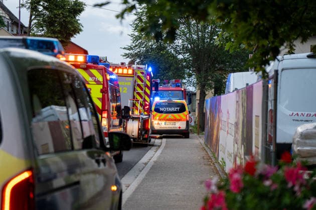 Stoffaustritt in ICE bei Trechtingshausen Zug mit 177 Reisenden evakuiert Am Mittwochabend, dem 03.06.2026, wurden Feuerwehr, Rettungsdienst und Polizei gegen 20:00 Uhr zum Bahnhof Trechtingshausen alarmiert. In einem ICE in Fahrtrichtung Köln war im Wagen 12 ein stechender, zunächst unklarer chemischer Geruch festgestellt worden. Mehrere Reisende klagten über Atemwegsbeschwerden. Aufgrund eines technischen Defekts kam es nach Angaben der Einsatzleitung zum Austritt eines bislang nicht näher benannten Stoffes. Der Zug wurde vorsorglich vollständig evakuiert. Insgesamt befanden sich 177 Reisende an Bord. Alle Fahrgäste wurden durch Rettungsdienst und Sanitätskräfte medizinisch gesichtet und untersucht. Eine Person wurde verletzt,