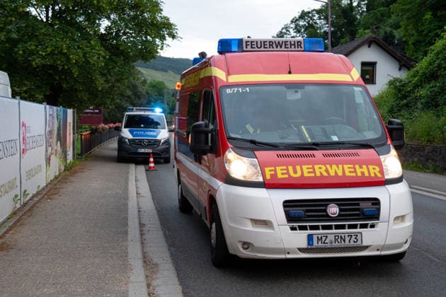 Stoffaustritt in ICE bei Trechtingshausen Zug mit 177 Reisenden evakuiert Am Mittwochabend, dem 03.06.2026, wurden Feuerwehr, Rettungsdienst und Polizei gegen 20:00 Uhr zum Bahnhof Trechtingshausen alarmiert. In einem ICE in Fahrtrichtung Köln war im Wagen 12 ein stechender, zunächst unklarer chemischer Geruch festgestellt worden. Mehrere Reisende klagten über Atemwegsbeschwerden. Aufgrund eines technischen Defekts kam es nach Angaben der Einsatzleitung zum Austritt eines bislang nicht näher benannten Stoffes. Der Zug wurde vorsorglich vollständig evakuiert. Insgesamt befanden sich 177 Reisende an Bord. Alle Fahrgäste wurden durch Rettungsdienst und Sanitätskräfte medizinisch gesichtet und untersucht. Eine Person wurde verletzt,