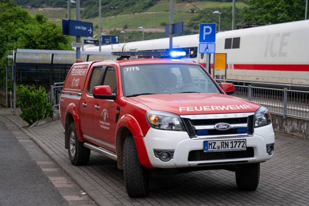 Stoffaustritt in ICE bei Trechtingshausen Zug mit 177 Reisenden evakuiert Am Mittwochabend, dem 03.06.2026, wurden Feuerwehr, Rettungsdienst und Polizei gegen 20:00 Uhr zum Bahnhof Trechtingshausen alarmiert. In einem ICE in Fahrtrichtung Köln war im Wagen 12 ein stechender, zunächst unklarer chemischer Geruch festgestellt worden. Mehrere Reisende klagten über Atemwegsbeschwerden. Aufgrund eines technischen Defekts kam es nach Angaben der Einsatzleitung zum Austritt eines bislang nicht näher benannten Stoffes. Der Zug wurde vorsorglich vollständig evakuiert. Insgesamt befanden sich 177 Reisende an Bord. Alle Fahrgäste wurden durch Rettungsdienst und Sanitätskräfte medizinisch gesichtet und untersucht. Eine Person wurde verletzt,