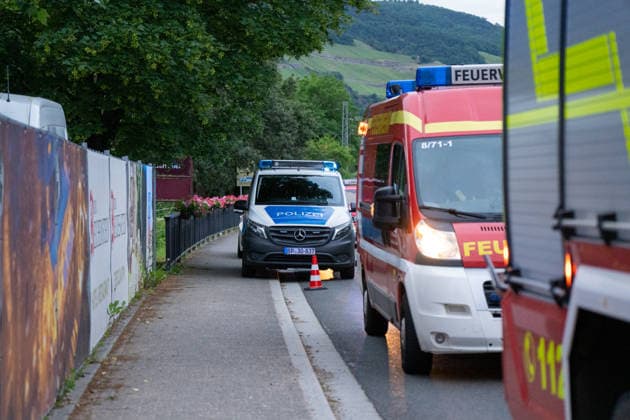 Stoffaustritt in ICE bei Trechtingshausen Zug mit 177 Reisenden evakuiert Am Mittwochabend, dem 03.06.2026, wurden Feuerwehr, Rettungsdienst und Polizei gegen 20:00 Uhr zum Bahnhof Trechtingshausen alarmiert. In einem ICE in Fahrtrichtung Köln war im Wagen 12 ein stechender, zunächst unklarer chemischer Geruch festgestellt worden. Mehrere Reisende klagten über Atemwegsbeschwerden. Aufgrund eines technischen Defekts kam es nach Angaben der Einsatzleitung zum Austritt eines bislang nicht näher benannten Stoffes. Der Zug wurde vorsorglich vollständig evakuiert. Insgesamt befanden sich 177 Reisende an Bord. Alle Fahrgäste wurden durch Rettungsdienst und Sanitätskräfte medizinisch gesichtet und untersucht. Eine Person wurde verletzt,