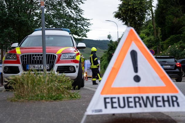 Stoffaustritt in ICE bei Trechtingshausen Zug mit 177 Reisenden evakuiert Am Mittwochabend, dem 03.06.2026, wurden Feuerwehr, Rettungsdienst und Polizei gegen 20:00 Uhr zum Bahnhof Trechtingshausen alarmiert. In einem ICE in Fahrtrichtung Köln war im Wagen 12 ein stechender, zunächst unklarer chemischer Geruch festgestellt worden. Mehrere Reisende klagten über Atemwegsbeschwerden. Aufgrund eines technischen Defekts kam es nach Angaben der Einsatzleitung zum Austritt eines bislang nicht näher benannten Stoffes. Der Zug wurde vorsorglich vollständig evakuiert. Insgesamt befanden sich 177 Reisende an Bord. Alle Fahrgäste wurden durch Rettungsdienst und Sanitätskräfte medizinisch gesichtet und untersucht. Eine Person wurde verletzt,