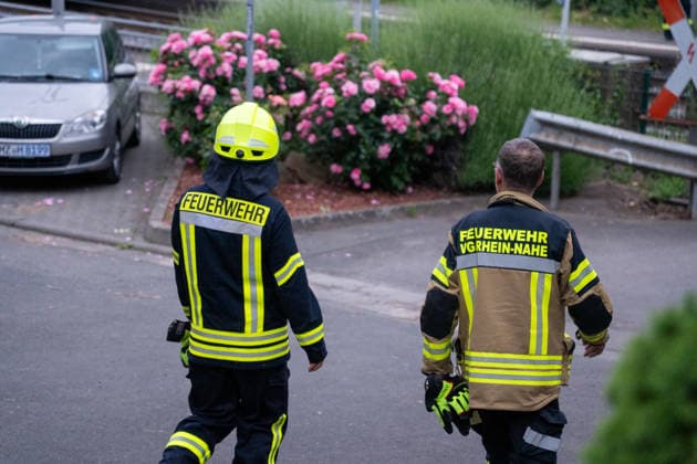 Stoffaustritt in ICE bei Trechtingshausen Zug mit 177 Reisenden evakuiert Am Mittwochabend, dem 03.06.2026, wurden Feuerwehr, Rettungsdienst und Polizei gegen 20:00 Uhr zum Bahnhof Trechtingshausen alarmiert. In einem ICE in Fahrtrichtung Köln war im Wagen 12 ein stechender, zunächst unklarer chemischer Geruch festgestellt worden. Mehrere Reisende klagten über Atemwegsbeschwerden. Aufgrund eines technischen Defekts kam es nach Angaben der Einsatzleitung zum Austritt eines bislang nicht näher benannten Stoffes. Der Zug wurde vorsorglich vollständig evakuiert. Insgesamt befanden sich 177 Reisende an Bord. Alle Fahrgäste wurden durch Rettungsdienst und Sanitätskräfte medizinisch gesichtet und untersucht. Eine Person wurde verletzt,