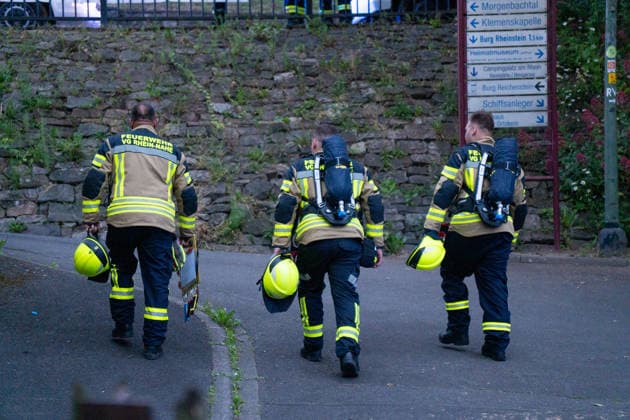 Stoffaustritt in ICE bei Trechtingshausen Zug mit 177 Reisenden evakuiert Am Mittwochabend, dem 03.06.2026, wurden Feuerwehr, Rettungsdienst und Polizei gegen 20:00 Uhr zum Bahnhof Trechtingshausen alarmiert. In einem ICE in Fahrtrichtung Köln war im Wagen 12 ein stechender, zunächst unklarer chemischer Geruch festgestellt worden. Mehrere Reisende klagten über Atemwegsbeschwerden. Aufgrund eines technischen Defekts kam es nach Angaben der Einsatzleitung zum Austritt eines bislang nicht näher benannten Stoffes. Der Zug wurde vorsorglich vollständig evakuiert. Insgesamt befanden sich 177 Reisende an Bord. Alle Fahrgäste wurden durch Rettungsdienst und Sanitätskräfte medizinisch gesichtet und untersucht. Eine Person wurde verletzt,