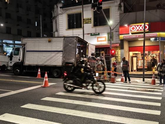 RECORD DATE NOT STATED Power outage hits central Sao Paulo. Sao Paulo (SP), 06 03 2026 - Blackout Center SP - Power outage hits the central region of the city of Sao Paulo. The blackout occurs without storms and on the eve of a holiday, leaving residents and local businesses without power. On Avenida Brigadeiro Luiz Antonio, there have already been more than 12 hours without power, this Wednesday, June 3, 2026.(Foto: Luciano Farias Thenews2 imago images) Power outage hits central Sao Paulo.  Copyright: xLucianoxFariasx