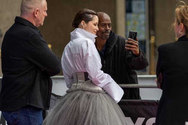 Savage House, World Premiere at SXSW London - 03 Jun 2026 Claire Foy meets fans and takes selfies at the Savage House World Premiere at SXSW London held at the Barbican Centre. London United Kingdom Copyright: xPhilxLewisx xSOPAxImagesx ClaireFoyFans-2017