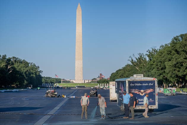 June 3, 2026, Washington, District Of Columbia, United States: Contractors make final preparations to the Lincoln Memorial Reflecting Pool before it is refilled with water as renovation work nears completion ahead of America 250 celebrations. Washington United States - ZUMAk206 20260603_znp_k206_007 Copyright: xMattxKaminskyx
