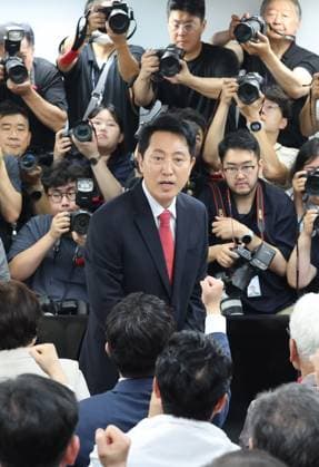 Incumbent Seoul Mayor Oh wins reelection Incumbent Seoul Mayor Oh wins reelection Incumbent Seoul Mayor Oh Se-hoon, the candidate of the main opposition People Power Party for the Seoul mayoral race, meets with his supporters at his campaign office in the capital on June 4, 2026, after narrowly defeating Chong Won-o, the ruling Democratic Party s candidate, in the election held the previous day as part of the local elections. (Yonhap) 2026-06-04 10:19:08 < 1980-2026 YONHAPNEWS AGENCY. .> ¼­¿ïÆ¯º°½Ã EDITORIAL USE ONLY  Copyright: xx PYH2026060412140031500 YonhapxNewsx yonphotos252975