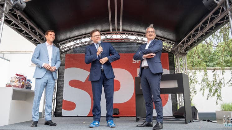 Lutz Liebscher, SPD-Fraktionsvorsitzender, Carsten Schneider, Bundesumweltminister, Georg Maier, Innenminister (von links);Jahresempfang der SPD-Fraktion im Thüringer Landtag, Erfurt Thüringen Deutschland Innenhof Landtag Thüringen *** Lutz Liebscher, SPD parliamentary group chairman, Carsten Schneider, Federal Minister for the Environment, Georg Maier, Minister of the Interior from left Annual reception of the SPD parliamentary group in the Thuringian state parliament, Erfurt Thuringia Germany Courtyard of the Thuringian state parliament
