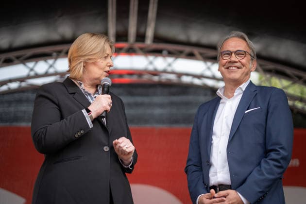 Bärbel Bas, Bundesministerin für Arbeit und Soziales, nimmt am Jahresempfang der SPD-Fraktion in Erfurt teil, gemeinsam mit Georg Maier, Innenminister Thüringen;Jahresempfang der SPD-Fraktion im Thüringer Landtag, Erfurt Thüringen Deutschland Innenhof Landtag Thüringen *** Bärbel Bas, Federal Minister of Labor and Social Affairs, attends the annual reception of the SPD parliamentary group in Erfurt, together with Georg Maier, Minister of the Interior of Thuringia Annual reception of the SPD parliamentary group in the Thuringian state parliament, Erfurt Thuringia Germany Courtyard of the Thuringian state parliament