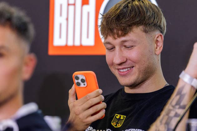 03.06.2026. Leverkusen. Oliver Ginkel auf der Pressekonferenz im Vorfeld zum Fame Fighting, das große Promibox-Event von BILD und Eugen Lopez am 06.06.2026 in der Leverkusener Ostermann Arena. Zum ersten Mal in Kooperation mit dem britischen Pendant Misfits Boxing und dem internationalen Medienpartner The Sun. Leverkusen Ostermann Arena Nordrhein-Westfalen Deutschland *** 03 06 2026 Leverkusen Oliver Ginkel at the press conference in the run-up to Fame Fighting, the big celebrity boxing event organized by BILD and Eugen Lopez on 06 06 2026 in the Ostermann Arena in Leverkusen For the first time in cooperation with the British counterpart Misfits Boxing and the international media partner The Sun Leverkusen Ostermann Arena North Rhine-Westp