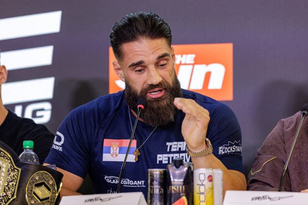 03.06.2026. Leverkusen. Aleks Petrovic auf der Pressekonferenz im Vorfeld zum Fame Fighting, das große Promibox-Event von BILD und Eugen Lopez am 06.06.2026 in der Leverkusener Ostermann Arena. Zum ersten Mal in Kooperation mit dem britischen Pendant Misfits Boxing und dem internationalen Medienpartner The Sun. Leverkusen Ostermann Arena Nordrhein-Westfalen Deutschland *** 03 06 2026 Leverkusen Aleks Petrovic at the press conference in the run-up to Fame Fighting, the big celebrity boxing event by BILD and Eugen Lopez on 06 06 2026 in the Ostermann Arena in Leverkusen For the first time in cooperation with the British counterpart Misfits Boxing and the international media partner The Sun Leverkusen Ostermann Arena North Rhine-Westphalia Ge