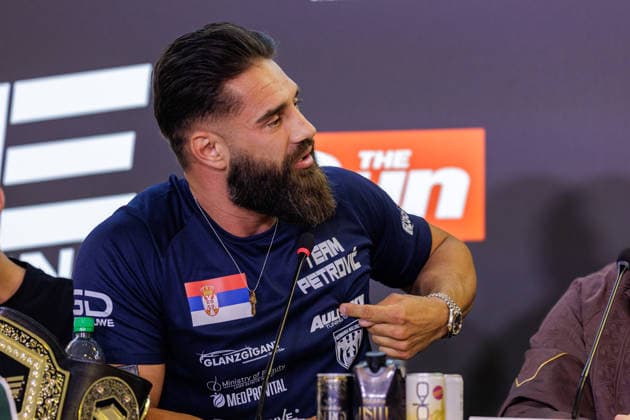03.06.2026. Leverkusen. Aleks Petrovic auf der Pressekonferenz im Vorfeld zum Fame Fighting, das große Promibox-Event von BILD und Eugen Lopez am 06.06.2026 in der Leverkusener Ostermann Arena. Zum ersten Mal in Kooperation mit dem britischen Pendant Misfits Boxing und dem internationalen Medienpartner The Sun. Leverkusen Ostermann Arena Nordrhein-Westfalen Deutschland *** 03 06 2026 Leverkusen Aleks Petrovic at the press conference in the run-up to Fame Fighting, the big celebrity boxing event by BILD and Eugen Lopez on 06 06 2026 in the Ostermann Arena in Leverkusen For the first time in cooperation with the British counterpart Misfits Boxing and the international media partner The Sun Leverkusen Ostermann Arena North Rhine-Westphalia Ge