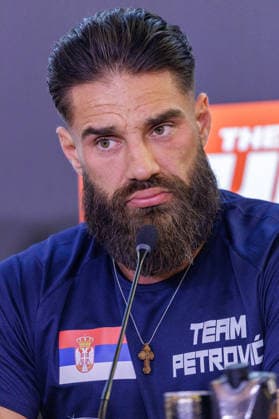 03.06.2026. Leverkusen. Aleks Petrovic auf der Pressekonferenz im Vorfeld zum Fame Fighting, das große Promibox-Event von BILD und Eugen Lopez am 06.06.2026 in der Leverkusener Ostermann Arena. Zum ersten Mal in Kooperation mit dem britischen Pendant Misfits Boxing und dem internationalen Medienpartner The Sun. Leverkusen Ostermann Arena Nordrhein-Westfalen Deutschland *** 03 06 2026 Leverkusen Aleks Petrovic at the press conference in the run-up to Fame Fighting, the big celebrity boxing event by BILD and Eugen Lopez on 06 06 2026 in the Ostermann Arena in Leverkusen For the first time in cooperation with the British counterpart Misfits Boxing and the international media partner The Sun Leverkusen Ostermann Arena North Rhine-Westphalia Ge