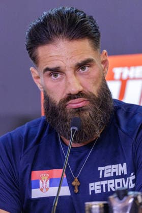03.06.2026. Leverkusen. Aleks Petrovic auf der Pressekonferenz im Vorfeld zum Fame Fighting, das große Promibox-Event von BILD und Eugen Lopez am 06.06.2026 in der Leverkusener Ostermann Arena. Zum ersten Mal in Kooperation mit dem britischen Pendant Misfits Boxing und dem internationalen Medienpartner The Sun. Leverkusen Ostermann Arena Nordrhein-Westfalen Deutschland *** 03 06 2026 Leverkusen Aleks Petrovic at the press conference in the run-up to Fame Fighting, the big celebrity boxing event by BILD and Eugen Lopez on 06 06 2026 in the Ostermann Arena in Leverkusen For the first time in cooperation with the British counterpart Misfits Boxing and the international media partner The Sun Leverkusen Ostermann Arena North Rhine-Westphalia Ge