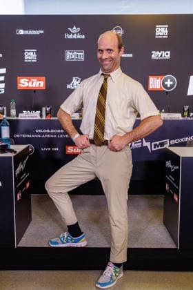 03.06.2026. Leverkusen. Nathan James Barnatt auf der Pressekonferenz im Vorfeld zum Fame Fighting, das große Promibox-Event von BILD und Eugen Lopez am 06.06.2026 in der Leverkusener Ostermann Arena. Zum ersten Mal in Kooperation mit dem britischen Pendant Misfits Boxing und dem internationalen Medienpartner The Sun. Leverkusen Ostermann Arena Nordrhein-Westfalen Deutschland *** 03 06 2026 Leverkusen Nathan James Barnatt at the press conference in the run-up to Fame Fighting, the big celebrity boxing event organized by BILD and Eugen Lopez on 06 06 2026 at the Ostermann Arena in Leverkusen For the first time in cooperation with the British counterpart Misfits Boxing and the international media partner The Sun Leverkusen Ostermann Arena Nor