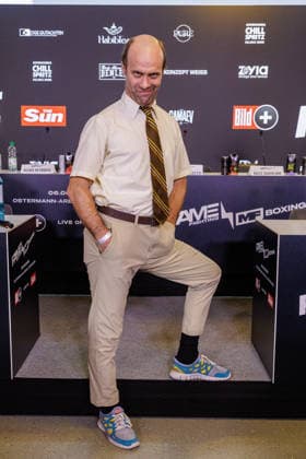 03.06.2026. Leverkusen. Nathan James Barnatt auf der Pressekonferenz im Vorfeld zum Fame Fighting, das große Promibox-Event von BILD und Eugen Lopez am 06.06.2026 in der Leverkusener Ostermann Arena. Zum ersten Mal in Kooperation mit dem britischen Pendant Misfits Boxing und dem internationalen Medienpartner The Sun. Leverkusen Ostermann Arena Nordrhein-Westfalen Deutschland *** 03 06 2026 Leverkusen Nathan James Barnatt at the press conference in the run-up to Fame Fighting, the big celebrity boxing event organized by BILD and Eugen Lopez on 06 06 2026 at the Ostermann Arena in Leverkusen For the first time in cooperation with the British counterpart Misfits Boxing and the international media partner The Sun Leverkusen Ostermann Arena Nor