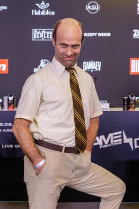 03.06.2026. Leverkusen. Nathan James Barnatt auf der Pressekonferenz im Vorfeld zum Fame Fighting, das große Promibox-Event von BILD und Eugen Lopez am 06.06.2026 in der Leverkusener Ostermann Arena. Zum ersten Mal in Kooperation mit dem britischen Pendant Misfits Boxing und dem internationalen Medienpartner The Sun. Leverkusen Ostermann Arena Nordrhein-Westfalen Deutschland *** 03 06 2026 Leverkusen Nathan James Barnatt at the press conference in the run-up to Fame Fighting, the big celebrity boxing event organized by BILD and Eugen Lopez on 06 06 2026 at the Ostermann Arena in Leverkusen For the first time in cooperation with the British counterpart Misfits Boxing and the international media partner The Sun Leverkusen Ostermann Arena Nor