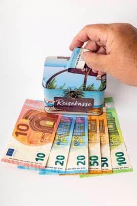 Bargeld für einen anstehenden Urlaub wir in einer Reisekasse-Spardose gespart. (Symbolfoto, Themenfoto)