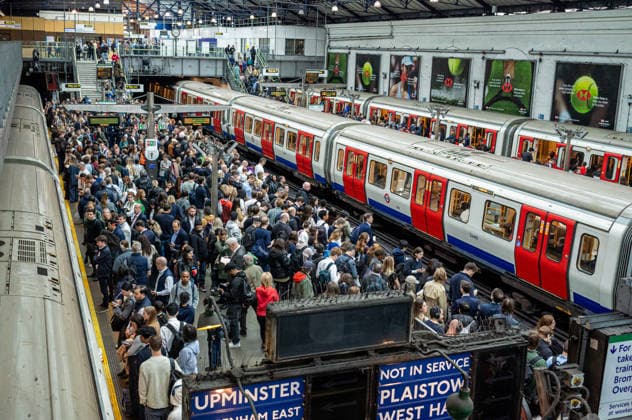 June 4, 2026, London, UK: London, UK. A packed EarlÃ¢â‚¬â ¢s Court Underground Station, London as commuters wait for the few city bound tube trains to Central London this morning on the second of two 24 hour tube strike this week. Members of the RMT Union have walked out over a dispute with TFL to introduce a 4 day week. Another 24 hour strike is set for Thursday with the Circle Line, Piccadilly Line Metropolitan Line and Central Line shut down causing major delays on the rest of the Tube network. London UK  - ZUMAl94_ 20260604_zaf_l94_013 Copyright: xAlexxLentatix